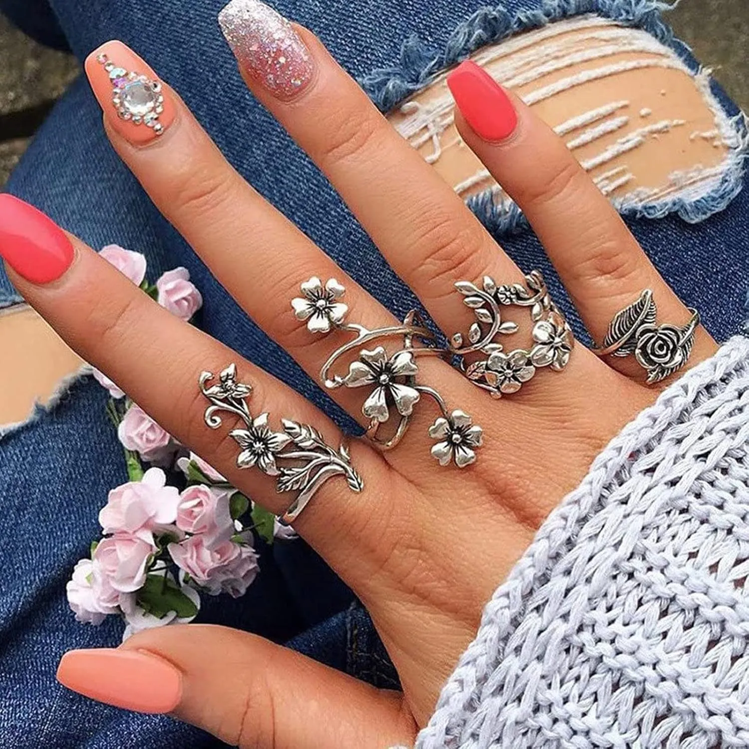 4Pcs Vintage Floral Stackable Ring Set Bohemian Hollow Carved Flower Finger Ring for Women Girl Retro Jewelry