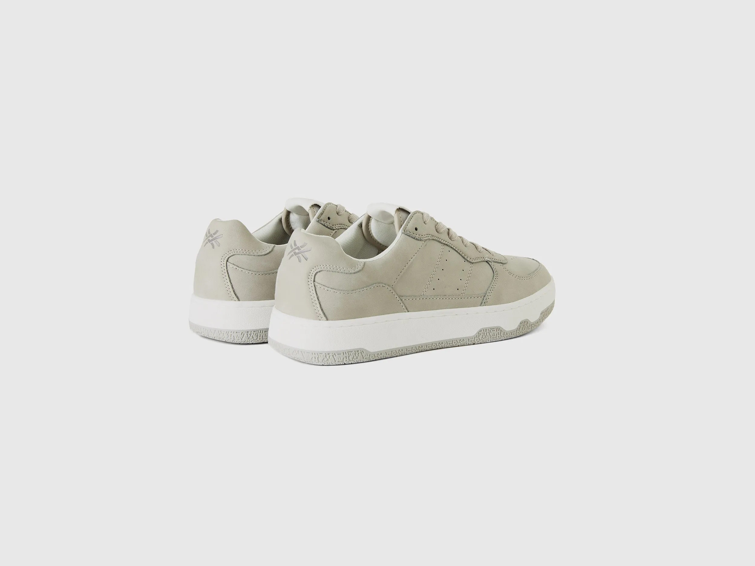 LIGHT GRAY LOW-TOP SNEAKERS