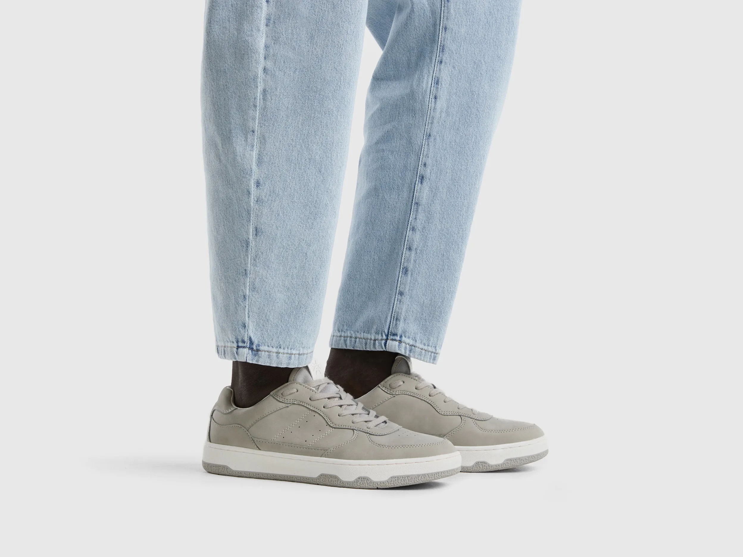 LIGHT GRAY LOW-TOP SNEAKERS