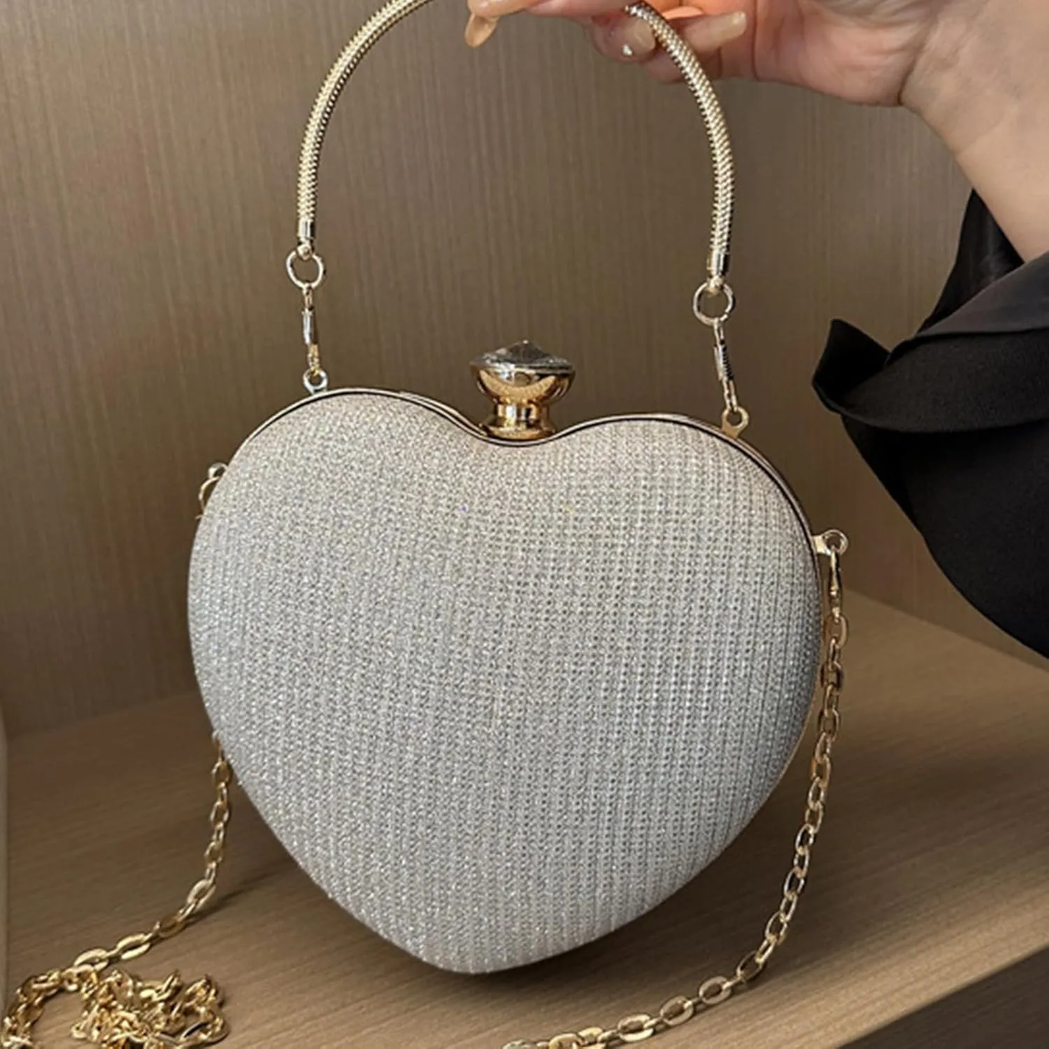 Women Evening Bag Heart Shaped Clutches Handbag Stylish Crossbody Bag Evening Clutches Bag Chain Strap Shoulder Bag